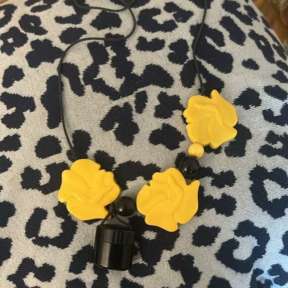 ISADORA PARIS Yellow Floral Necklace PARFUM Black Beads - Picture 3 of 3